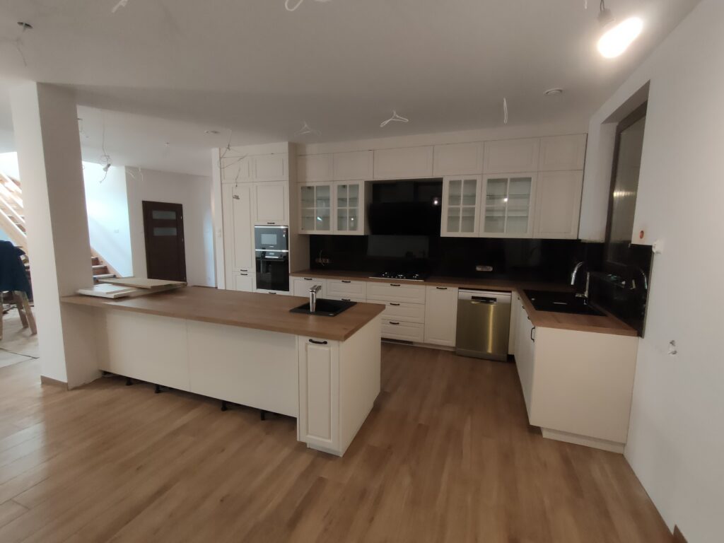 Kompleksowe wykończenie kuchni – zabudowa mebli kuchennych na wymiar