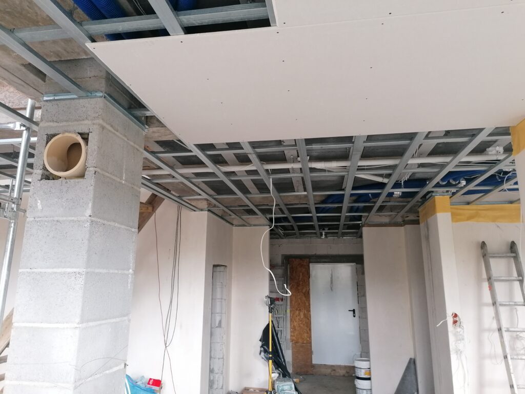 Obniżenie sufitu karton-gips w salonie