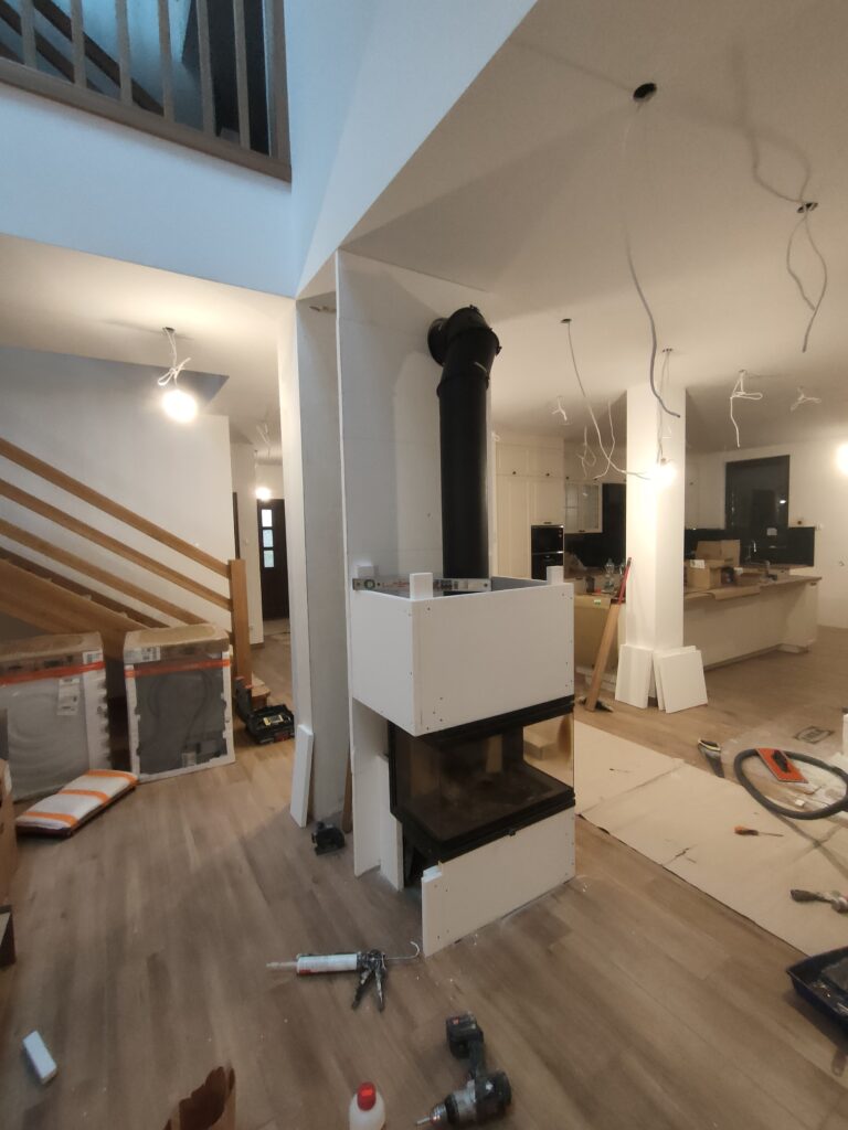 Prace wykończeniowe w domu - zabudowa kominka