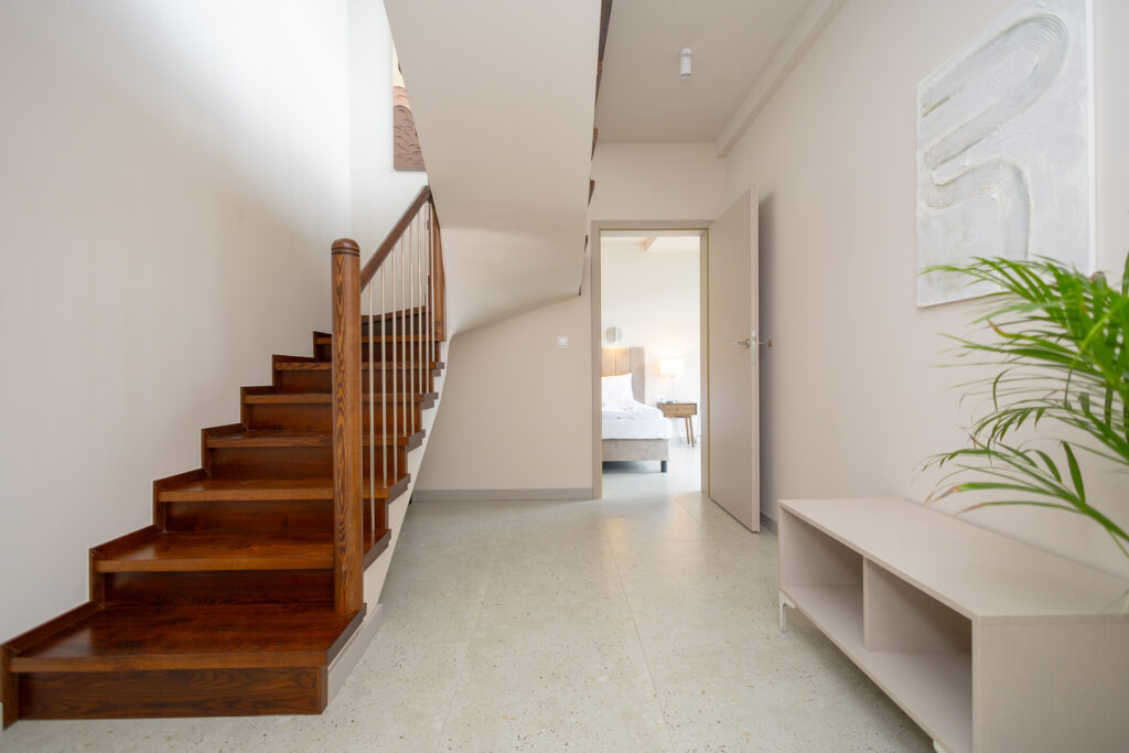 Wykończenie klatki schodowej – prace malarskie i podłogi